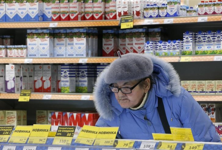 Россияне стали меньше тратить на продукты и больше — на госсборы